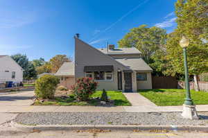 View of front facade featuring a front yard