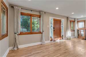 Gorgeous brand-new oak floors and large windows for los of natural light