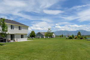 Yard featuring a mountain view