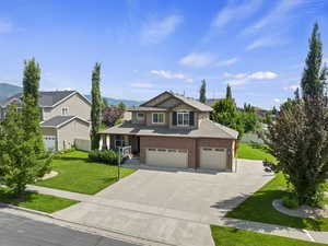 View of front of house featuring a front lawn