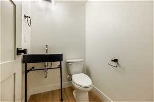 2425 Main Level Bathroom