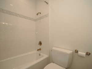 Bathroom with tiled shower / bath combo