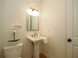 Bathroom featuring washbasin and mirror