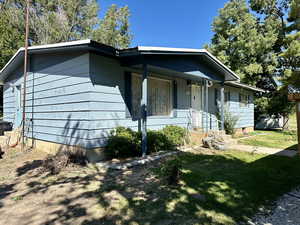 View of front facade with a front yard