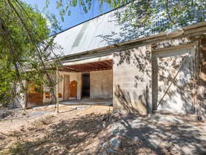 Barn that is currently on property. Can be removed if wanted.