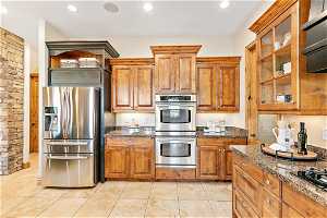 Double oven, gas range, walk-in pantry