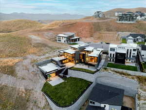 Birds eye view of property featuring a mountain view