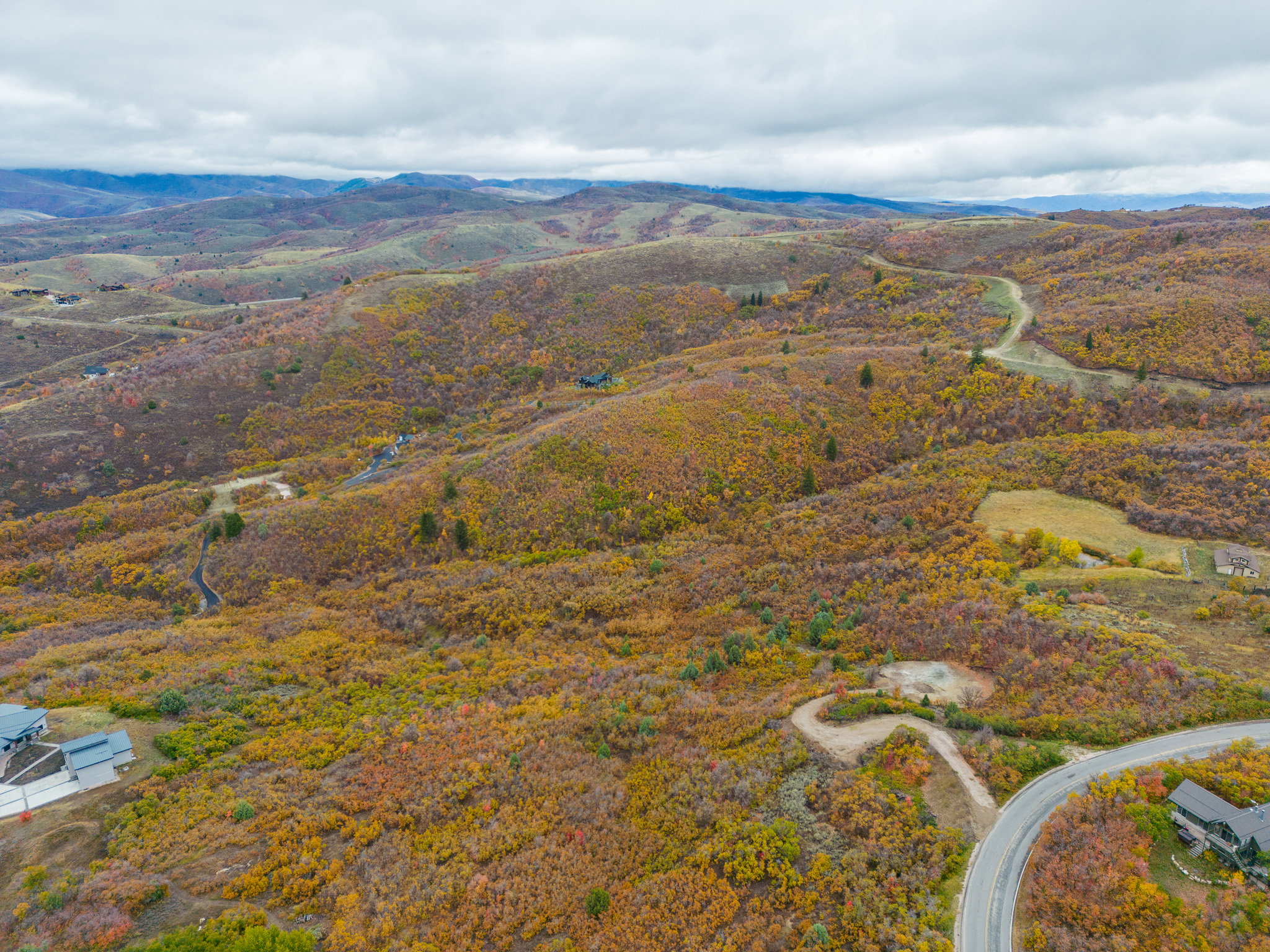 Aerial view with a mountain view