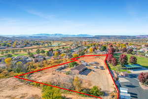 Birds eye view of property featuring a mountain view