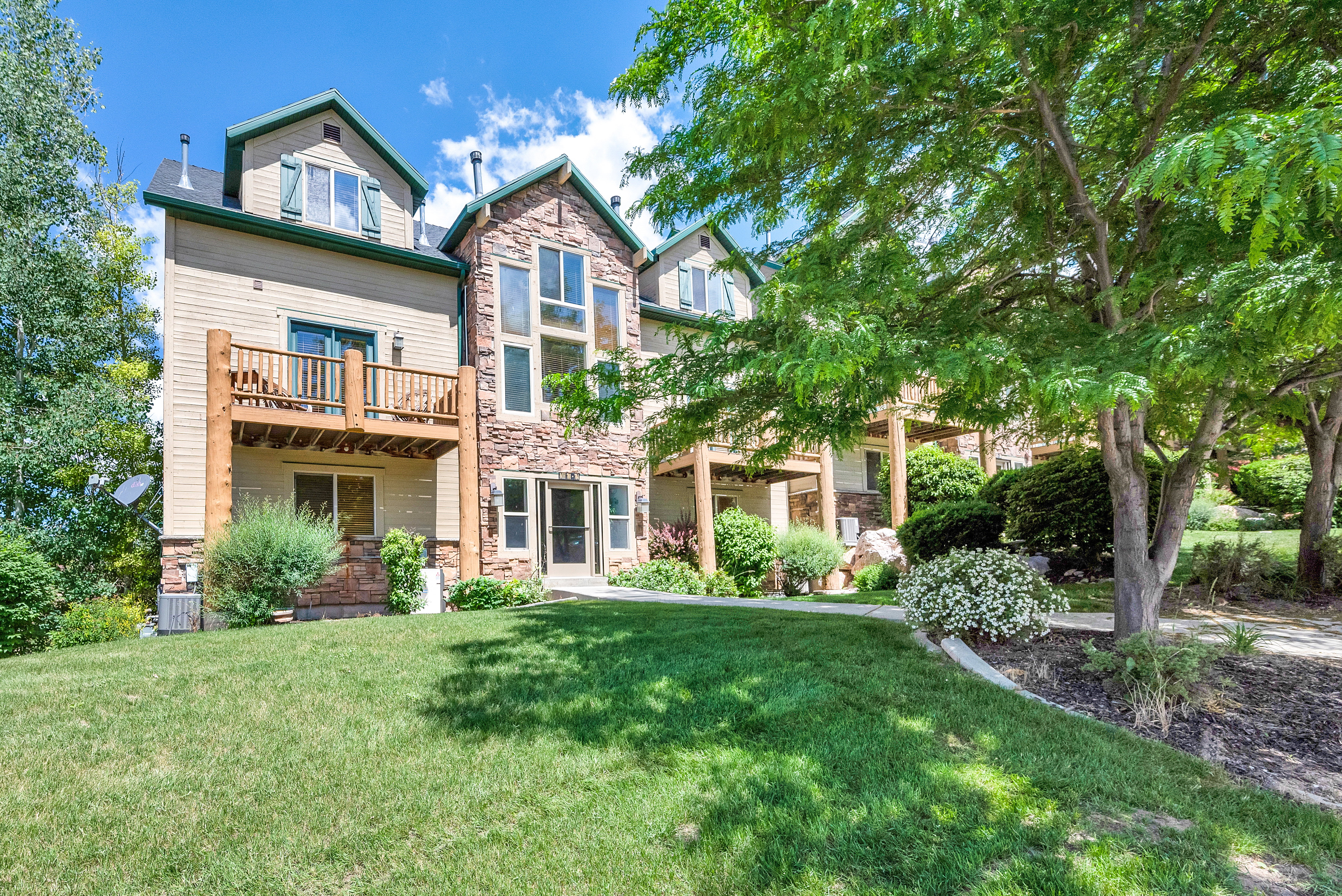 View of front of house featuring a front yard