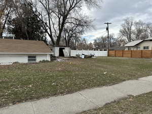 View of yard featuring an outdoor structure