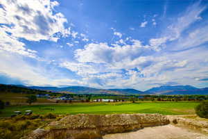 Backs the 7th hole of the golf course, with views of timp.