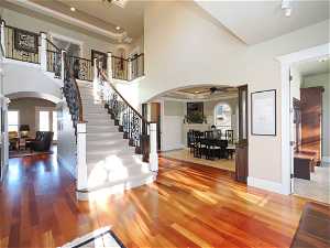 Entry Staircase featuring 20" ceiling