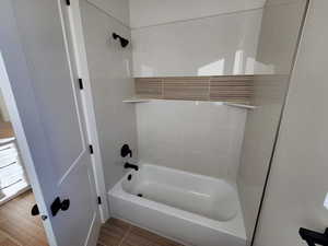 Bathroom with tiled shower / bath