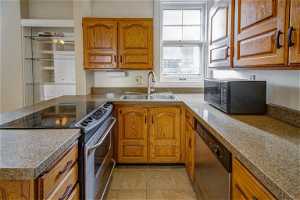 Full Kitchen/Granite Bar & Built-in Stainless Steel Range/Dishwasher