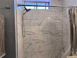 Interior details with a tiled bathtub shower
