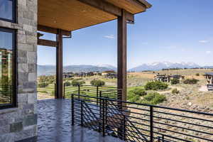 Balcony featuring a mountain view