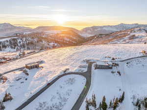 Snowy aerial view featuring a mountain view