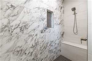 Casita Shower - 1,373 sqft Basement Apartment with 2 Entrances