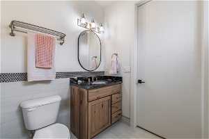 Casita Full Bathroom - 1,373 sqft Basement Apartment with 2 Entrances