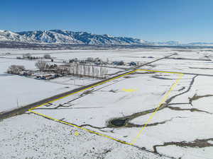 Snowy aerial view featuring a mountain view