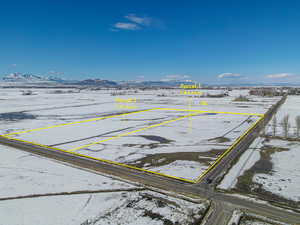 Snowy aerial view featuring a mountain view