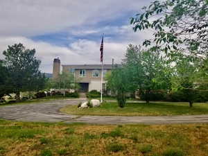 View of front facade featuring a front yard