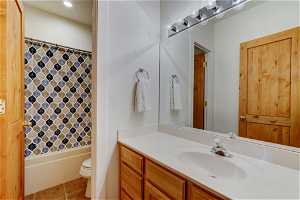 Upstairs bathroom shared by 2 bedrooms