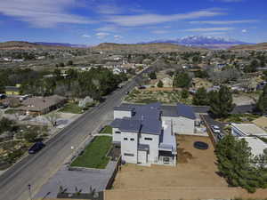 Birds eye view of property featuring a mountain view