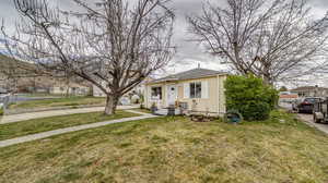 Bungalow featuring a front lawn