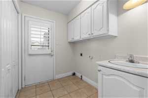 Laundry room with gas hook up