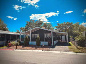 Manufactured / mobile home with a carport