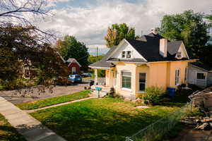 View of front of home featuring a front yard