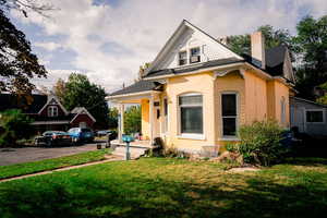 View of front of house featuring a front lawn