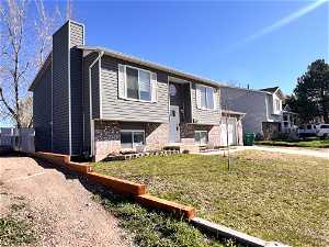 Split level home with a front lawn and one car garage in quiet cul-du-sac