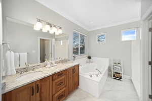 Primary Ensuite w/separate jacuzzi tub