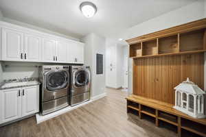 Laundry/mud room with storage