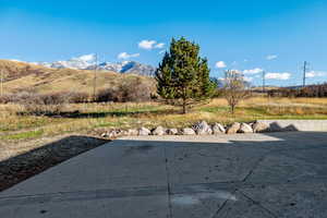 View of yard with a mountain view