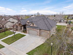 View of front facade featuring a front yard