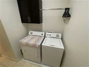 LAUNDRYROOM WITH CABINET AND CLOTHES HANGING POLE