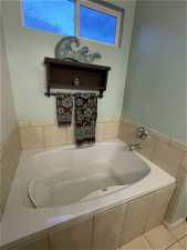 MAIN BATHROOM WITH SOAKER TUB!!