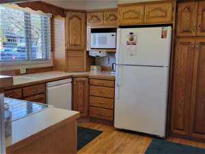 Updated kitchen with oak cabinets in excellent condition