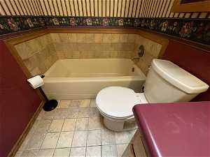 HALL BATHROOM WITH BEAUTIFUL TILE SURROUND!!