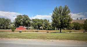 Community sign featuring a yard