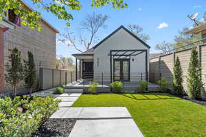 View of front facade featuring a front yard