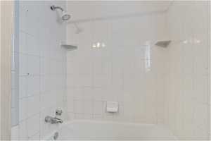 Details featuring tiled shower / bath combo