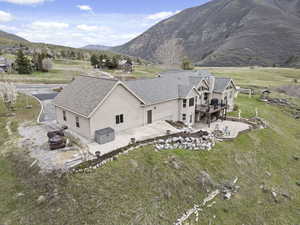 Birds eye view of property featuring a mountain view