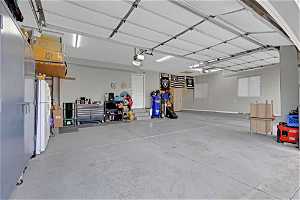 Huge 4 car almost 1,000 sq ft Garage - Shop