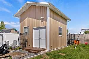 Outdoor shed insulated w/ electricity