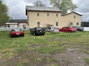 BAck view of the Building with the Shop and the 2 condos.